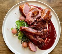 Половина утки горячего копчения, сливовый соус