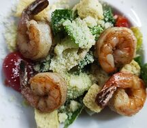 Салат Цезарь с креветками