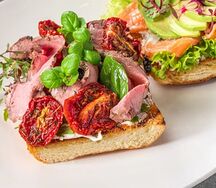 Брускетта с ростбифом