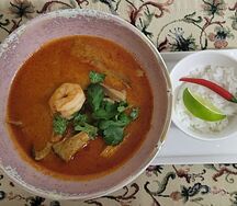 Том ям с креветками и семгой