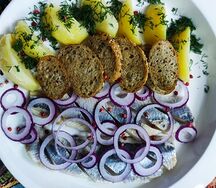 Селедочка по-русски с отварным картофелем