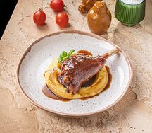 Томленая баранья голяшка под соусом с картофельным пюре