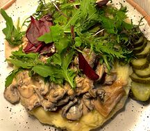 Бефстроганов с картофельным пюре и маринованными огурцами