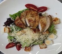 Салат Цезарь с курицей