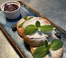 Сырники с черничным вареньем