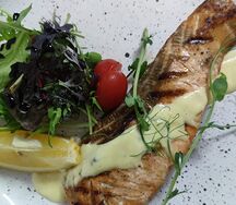 Филе семги на гриле с соусом и рисом