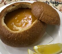 Чечевичный суп в хлебе