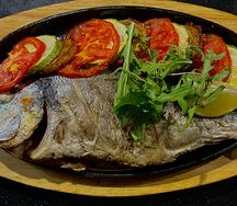 Жареная дорада с овощами