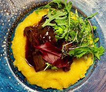 Томленые телячьи щечки с полентой