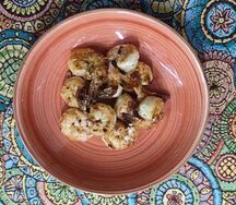 Жареные креветки с чесноком и томатами