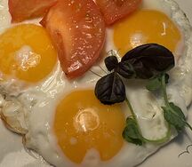 Глазунья с помидорами