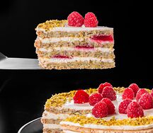 Фисташковый торт с малиной