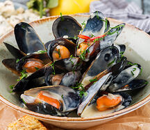 Мидии с соусом дорблю