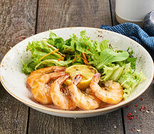 Королевские креветки на углях с салатом