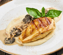 Филе домашней курочки со сливочно-грибным соусом