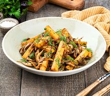 Жареные грибы с картофелем, луком и зеленью