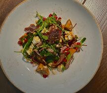 Салат из вырезки ягнёнка с хурмой и манго