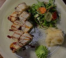 Ролл с угрём и с японским салатом