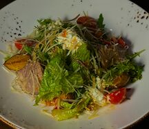 Салат с грудинкой бычка и страчателлой