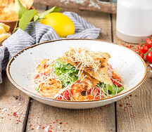 Салат Цезарь с королевскими креветками