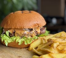 Бургер с говядиной и сыром страчателла