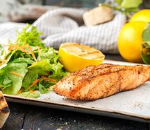 Бок лосося на углях