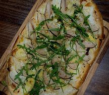 Пицца с горгонзолой и грушей