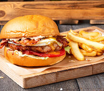 Бургер с курицей и яйцом