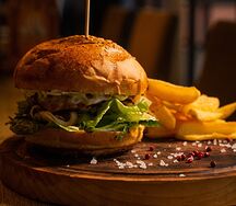 Бургер с куриным филе гриль и картофелем фри