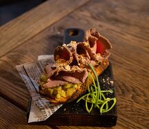 Брускетта с ростбифом и тартаром из соленого огурца