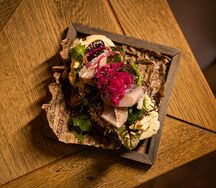 Бутерброд с сельдью и маринованным луком