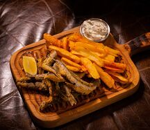 Мойва в кукурузной муке с соусом дзадзыки