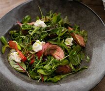 Салат с уткой, винoградом, спаржей