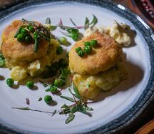 Рыбные котлеты с зеленым горошком и картофелем