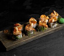 Ролл с креветкой и орехом