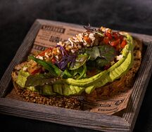 Брускетта с гуакамоле и печеными овощами