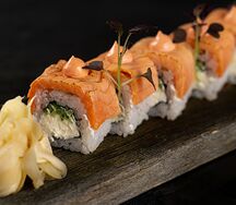 Филадельфия с опаленным лососем