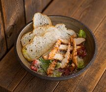 Зеленый салат с цыпленком