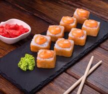 Ролл Жареный с крабом и салатом