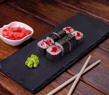 Ролл с креветкой и масаго