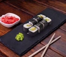 Ролл с авокадо