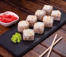 Ролл Запеченый с крабом и ананасом