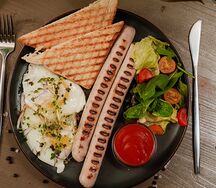 Глазунья с колбасками гриль