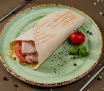 Ролл в тортилье с курицей