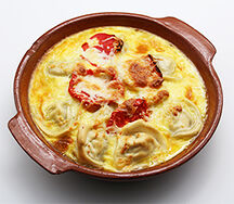 Пельмени мясные, запеченные с помидорами в омлете