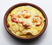 Пельмени куриные, запеченные с помидорами в омлете