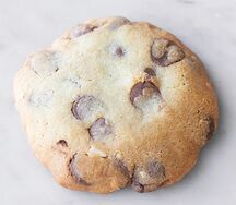 Печенье с молочным шоколадом и миндалем