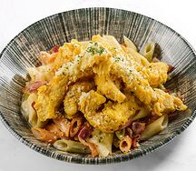 Пенне с куриными стрипсами и беконом