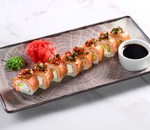 Ролл с лососем и клубникой