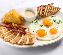 Глазунья с куриным филе на гриле и хашбрауном